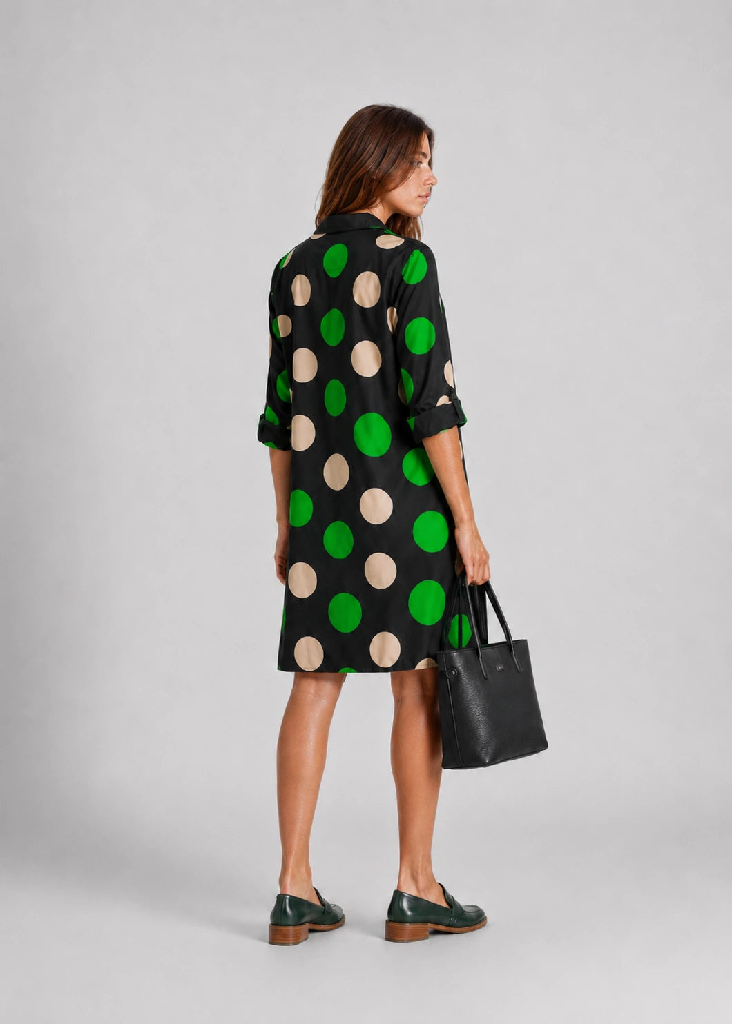 Vestido negro camisero con lunares verdes y beige