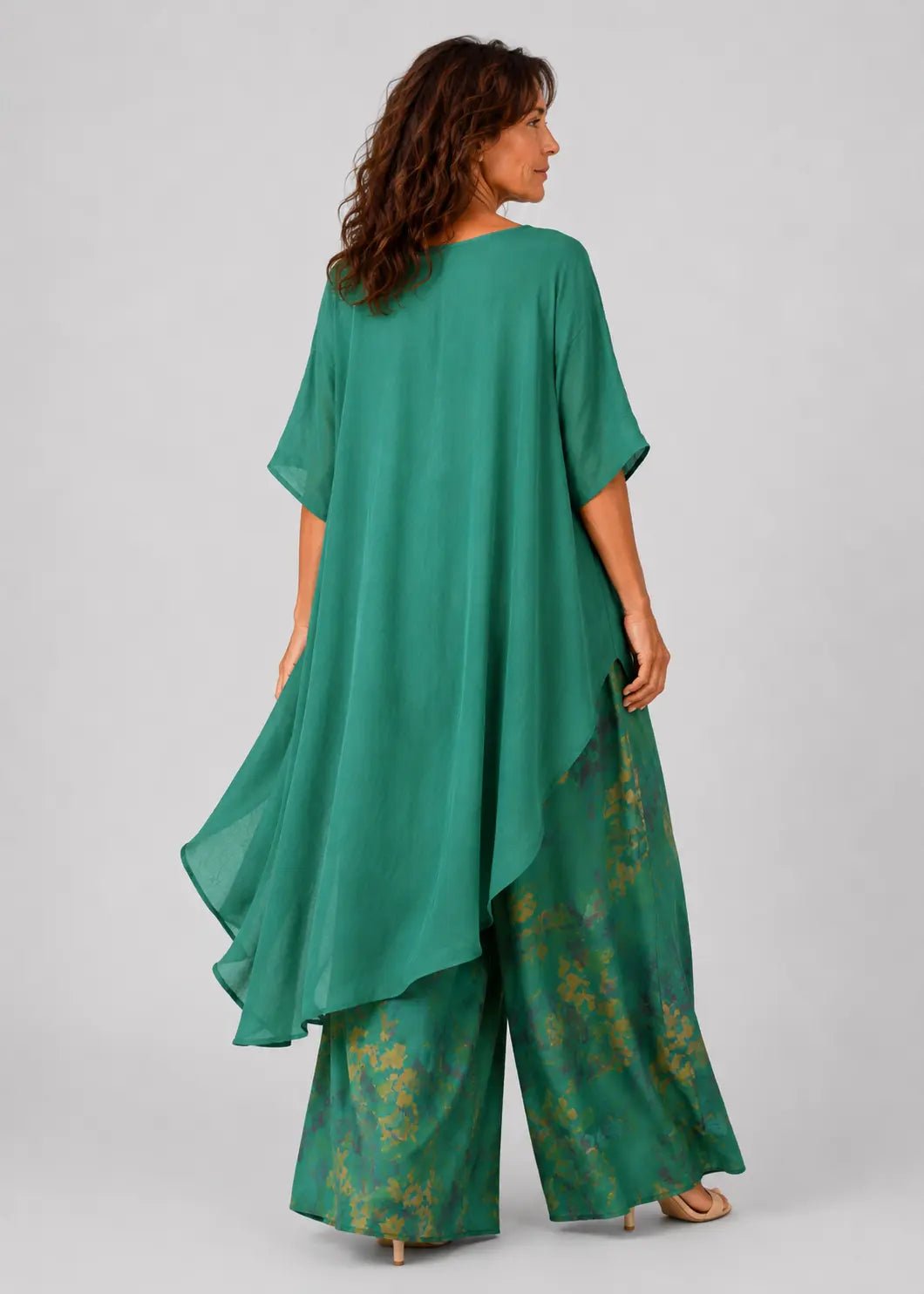 Conjunto fluido con blusa asimétrica y pantalón estampado