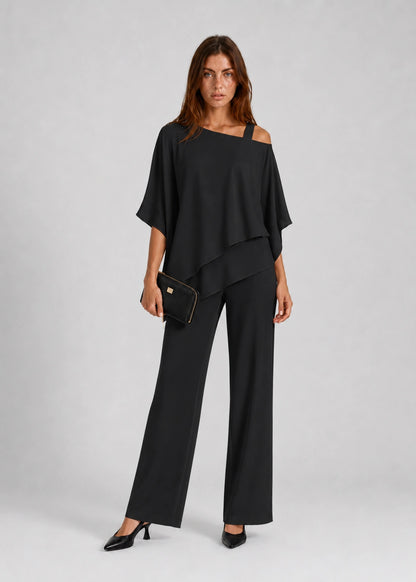 Conjunto fluido con blusa capa y pantalón ancho