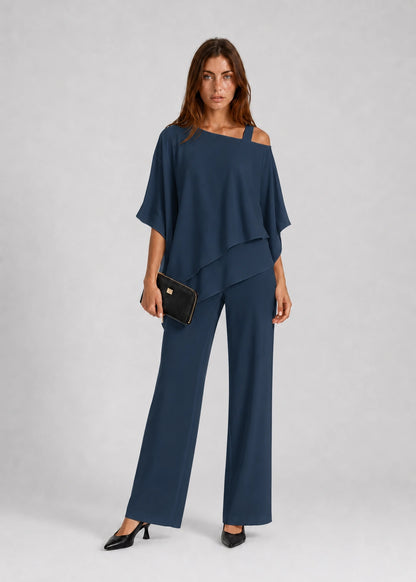 Conjunto fluido con blusa capa y pantalón ancho