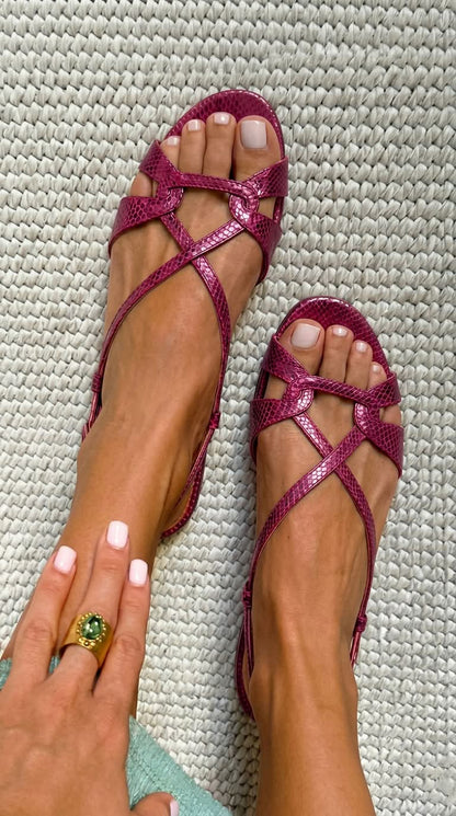 Sandalias planas destalonadas, con puntera abierta y efecto piel de serpiente.