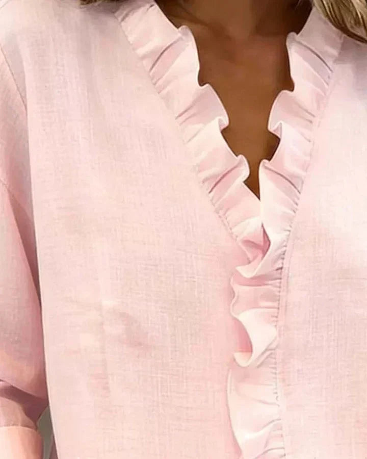 Blusa Elegante con Escote en V y Volantes Delicados