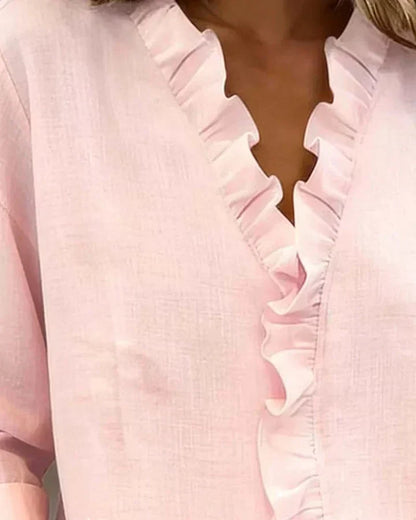 Blusa Elegante con Escote en V y Volantes Delicados
