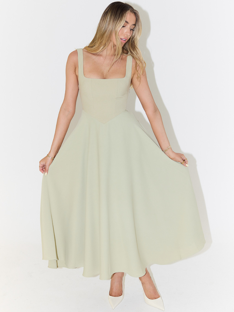 Vestido largo con escote cuadrado y caída fluida
