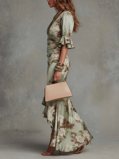 Valentina Vestido Maxi Asimétrico de Satén Verde con Estampado Floral, Escote en V y Mangas Acampanadas con Volantes