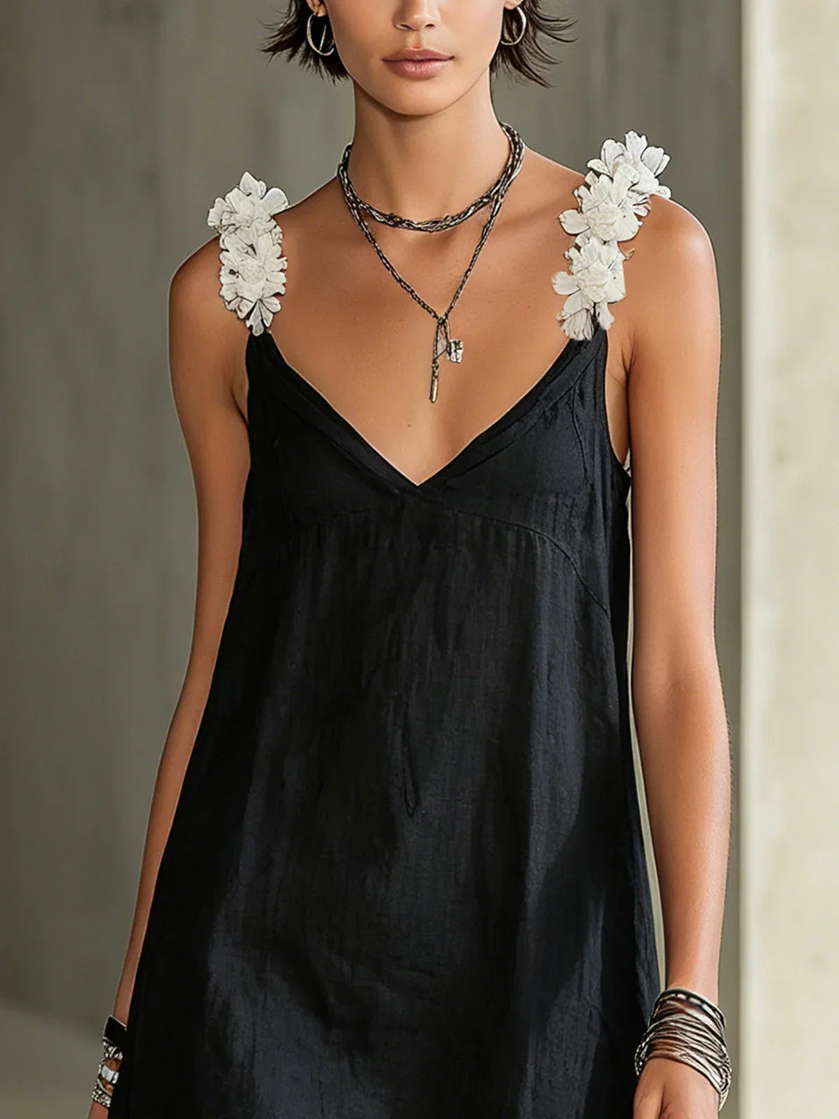 Violeta Vestido Mini Negro con Escote en V y Tirantes Florales