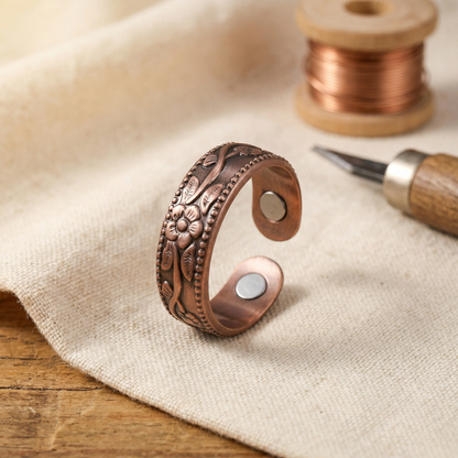 Anillo de cobre con pétalos