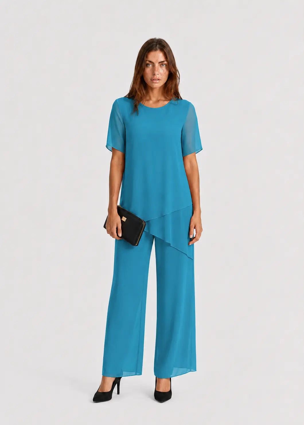 Conjunto fluido con blusa asimétrica y pantalón ancho